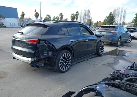 2023 Maserati Grecale Modena z USA, uszkodzony, nr VIN ZN682AVMXP7409279